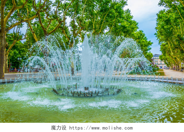 绿色森林中美丽的喷泉喷泉坐落在小巷保罗 Boulet 在蒙彼利埃, 法郎